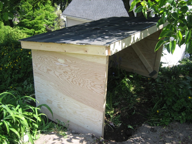 Coop, side view